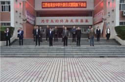 我校举行升国旗仪式部署期中考试和校运会工作