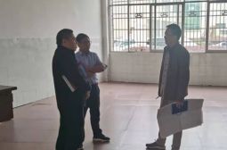 副校长冷光明，胡浪华对图书馆、校史馆进行现场调研