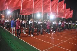 我校举行第52届田径运会入场式彩排