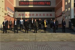 我校举行升国旗仪式总结运动会和期中考试