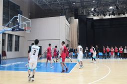 高二年级男子教工篮球队赢得开门红