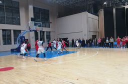 高安中学教工男子篮球赛揭幕战高三年级虽败犹荣