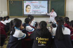 高安市妇幼保健院医生为我校初中生开展心理健康教育
