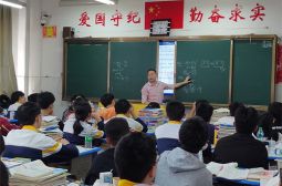 高三年级举行党员干部四月份示范课公开教学
