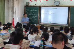 高一年级举行党员干部四月份示范课公开教学