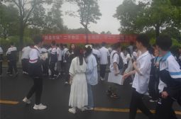 高安中学第28届科技文化艺术节跳蚤市场见闻