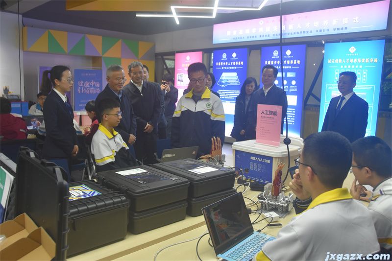 参观哈尔滨工业大学与高安中学“紫丁香人才培养计划”合作基地3.jpg