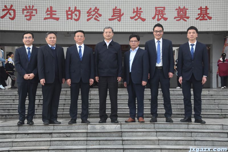 哈尔滨工业大学党委书记熊四皓与母校校级班子成员合影.jpg