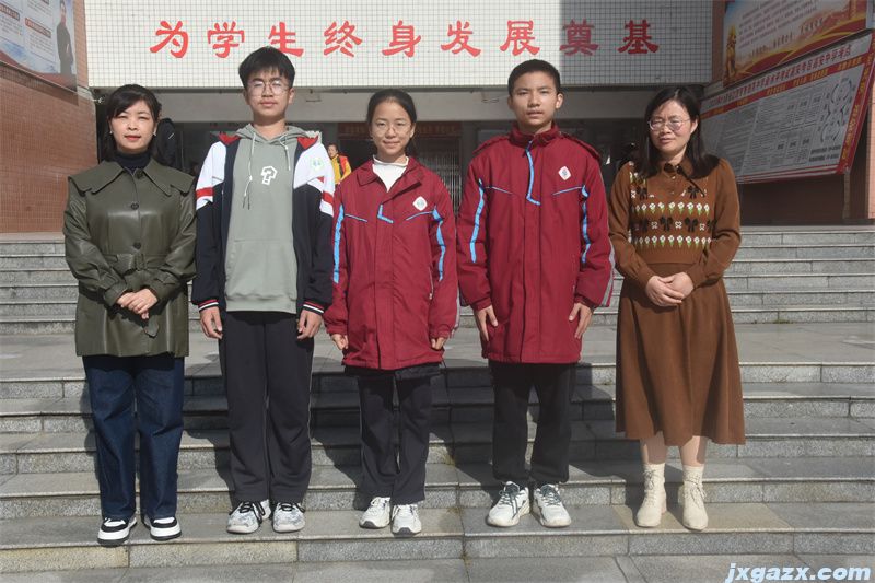晋级2023年江西省中学生国际人文语言素养大会决赛的学生和他们的教练合影.jpg