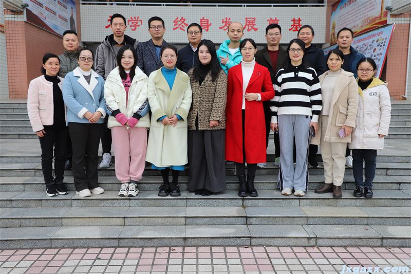 文科：第一排：董冬乐、孙丽玲、杨斯妍、周承、雷苏楠、卢雪梅、刘清香、朱红燕、范娜娜。第二排：许建新、孟孔融、叶众、王社员、程俊、彭端勇、王水生、龚建平、（朱力群缺）.jpg
