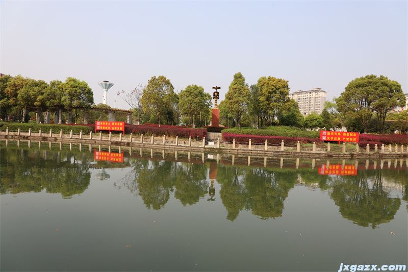 22隔水远眺.jpg